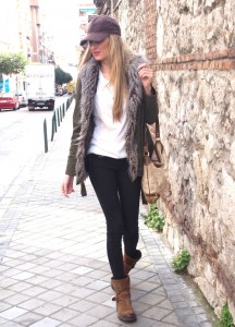 Estilismo skinny jeans, gorra cap, fur vest y parka. Combinado con bolso de Loewe.