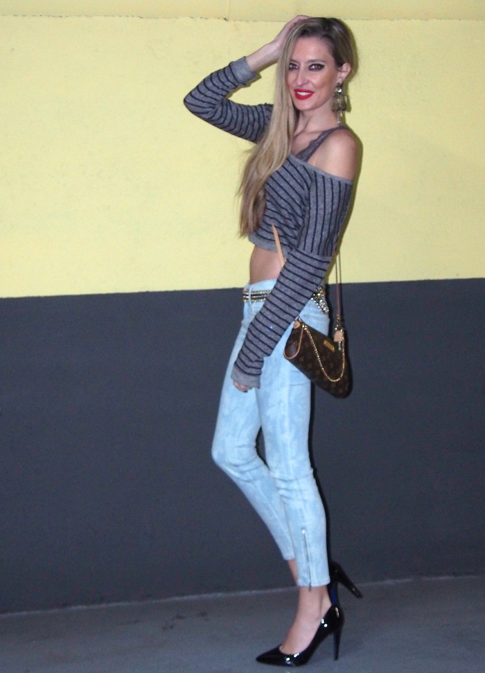 Skinny jeans and crop top outfit