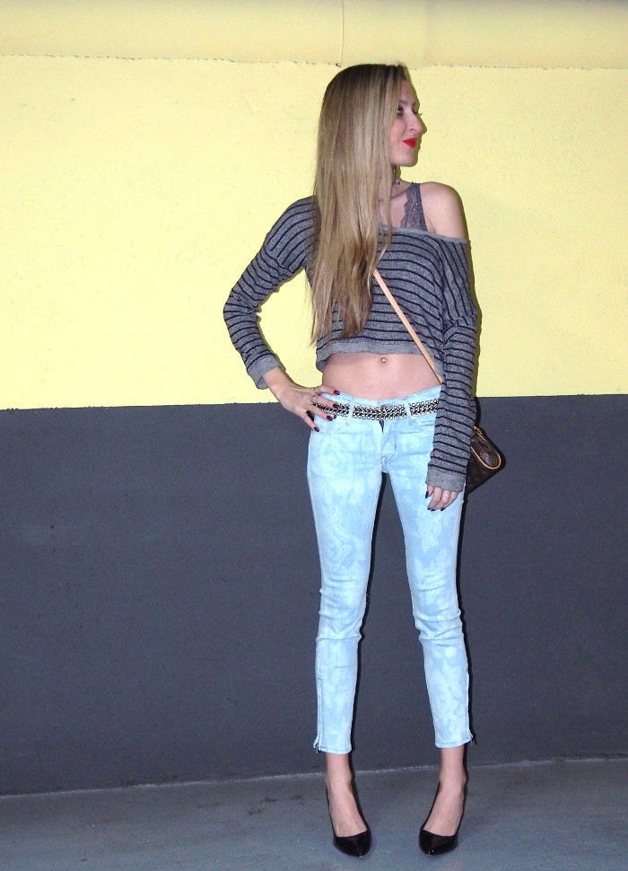 skinny jeans and crop top outfit