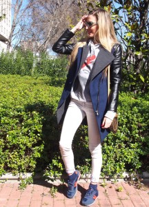 Abrigo de vestir combinado con zapatillas New Balance y bolso de Louis Vuitton